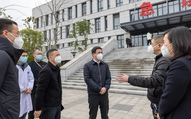20230101县委书记章寿禹一行莅临我院督查新冠感染医疗救治工作并慰问一线医务人员.jpg